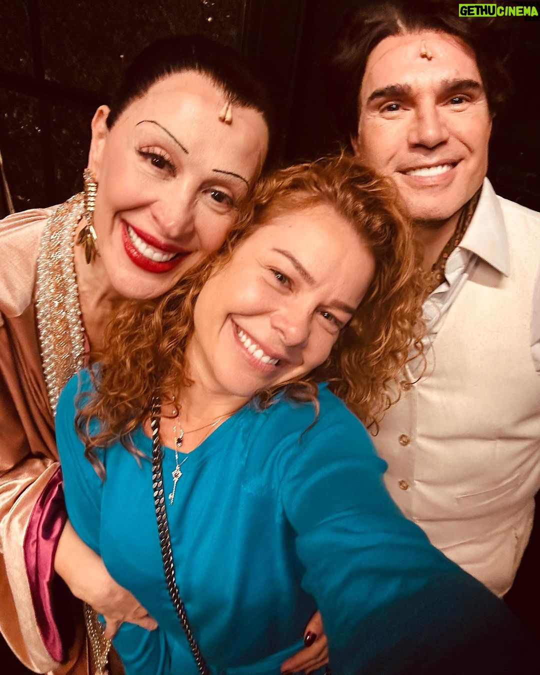 Fernanda Souza Instagram - Final de semana passado tive o prazer de assistir “Tarsila, A Brasileira” e pela minha carinha de 😭 é possível ver o quão emocionante e tocante esse espetáculo é… Me emocionou em muitos sentidos: pela história da grande artista e sua arte, pela vida pessoal desafiadora que ela teve, pela audácia, pela coragem, pela força, pelo legado… E além de assistir a uma aula de história, também puder ver o enorme talento do elenco, equipe e principalmente da Jarbas e Claudia, que me arrancou lágrimas de emoção e orgulho com sua atuação e entrega. 🥹 Fiquei profundamente emocionada como muitas pessoas na plateia… Sai dali com o coração cheio de Arte!✨ Obrigada, Tarsila! Obrigada, Mamylee! A força de mulheres como vocês, inspira gerações. Pra quem quiser saber mais informações, @tarsilaabrasileira é o insta do espetáculo e tem tudo lá! 💛 Teatro Santander