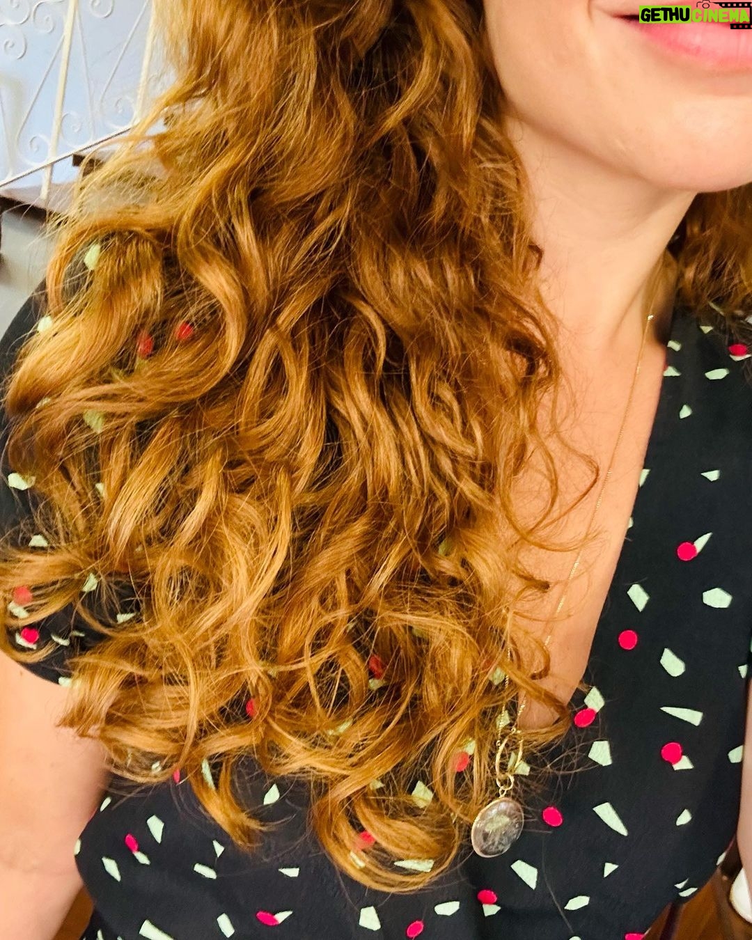 Fernanda Souza - 348.8K Likes - Uma mulher com sua raiz feita
+ cabelo hidratado
+ livro
+ marmita
+ galaozim de agua
não quer guerra com ninguém,
já diria o meme!
Bom sábado a todos!
Ps: @spadeiaerenatario já falei que eu amo vocês hoje?