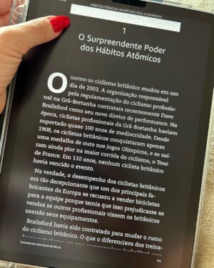 Fernanda Souza Instagram - Uma mulher com sua raiz feita
+ cabelo hidratado 
+ livro
+ marmita
+ galaozim de agua
não quer guerra com ninguém, 
já diria o meme! 

Bom sábado a todos! 

Ps: @spadeiaerenatario já falei que eu amo vocês hoje?