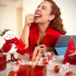 Fernanda Souza Instagram - Existe chocolate e existe Lindt, né meus amores!? Entrar para o time @lindt_brasil está sendo um grande prazer! Literalmente!!! 😂🍫 Desde que chegou aqui em casa uma singela mala com vários produtos da linha LINDOR, eu tô completamente viciada nessa trufa! Olha esse recheio cremoso, gente! 😍 Cada hora eu caçoum motivo pra comer: vendo TV, tomando aquele cafezinho, no meio da aula online... E agora, o Natal tá chegando e a linha LINDOR tem várias opções para você presentear aquela pessoa especial que vai ficar apaixonada por essa trufa como eu. Presente certeiro, vai com tudo! 😉 Quer conhecer mais dessa linha incrível? Vai lá no e-commerce ou em uma loja Lindt! #IrresistivelmenteCremoso #NatalLindt #LindtLINDOR #Publi