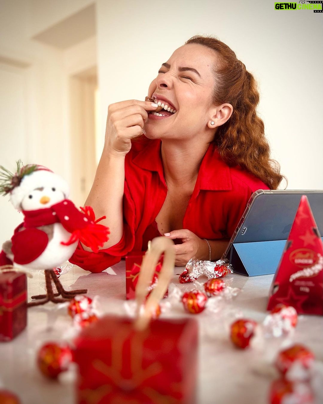 Fernanda Souza Instagram - Existe chocolate e existe Lindt, né meus amores!? Entrar para o time @lindt_brasil está sendo um grande prazer! Literalmente!!! 😂🍫 Desde que chegou aqui em casa uma singela mala com vários produtos da linha LINDOR, eu tô completamente viciada nessa trufa! Olha esse recheio cremoso, gente! 😍 Cada hora eu caçoum motivo pra comer: vendo TV, tomando aquele cafezinho, no meio da aula online... E agora, o Natal tá chegando e a linha LINDOR tem várias opções para você presentear aquela pessoa especial que vai ficar apaixonada por essa trufa como eu. Presente certeiro, vai com tudo! 😉 Quer conhecer mais dessa linha incrível? Vai lá no e-commerce ou em uma loja Lindt! #IrresistivelmenteCremoso #NatalLindt #LindtLINDOR #Publi