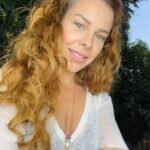 Fernanda Souza Instagram – Oi gente! Fê por aqui!

Vou gravar um vídeo amanhã
para o nosso canal e tô querendo
saber uma coisa: 

VOCÊS FALAM SOZINHOS?

E FALAM SOBRE O QUE? 

Pq eu falo sozinha pacarai!!!! 
Acho uma ótima opção para
fazer a autogestão dos meus roles! 

E vc? Tu faz a muda como na foto 1? 

Ou eh mais como o vídeo onde a @mariahdemoraes dubla perfeitamente o que estou falando pra mim mesma na minha cabeça?

Grata pelas respostas!

💙✨
