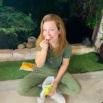 Fernanda Souza Instagram - Um bando de foto minha comendo globo. Esse eh o post. Não sei o que postar, mano… 🤷🏼‍♀️ Não sei mais fazer legenda… A minha legenda eh falar que não sei fazer legenda… Tá vendo? Tá osso! Kkkkk Da ideia do que postar aí… Complicado o rolê… Grata! Ps. A título de curiosidade: (Que ninguém tem mas vou falar mesmo assim) Eu sempre peço um salgado e um doce e vou revezando.