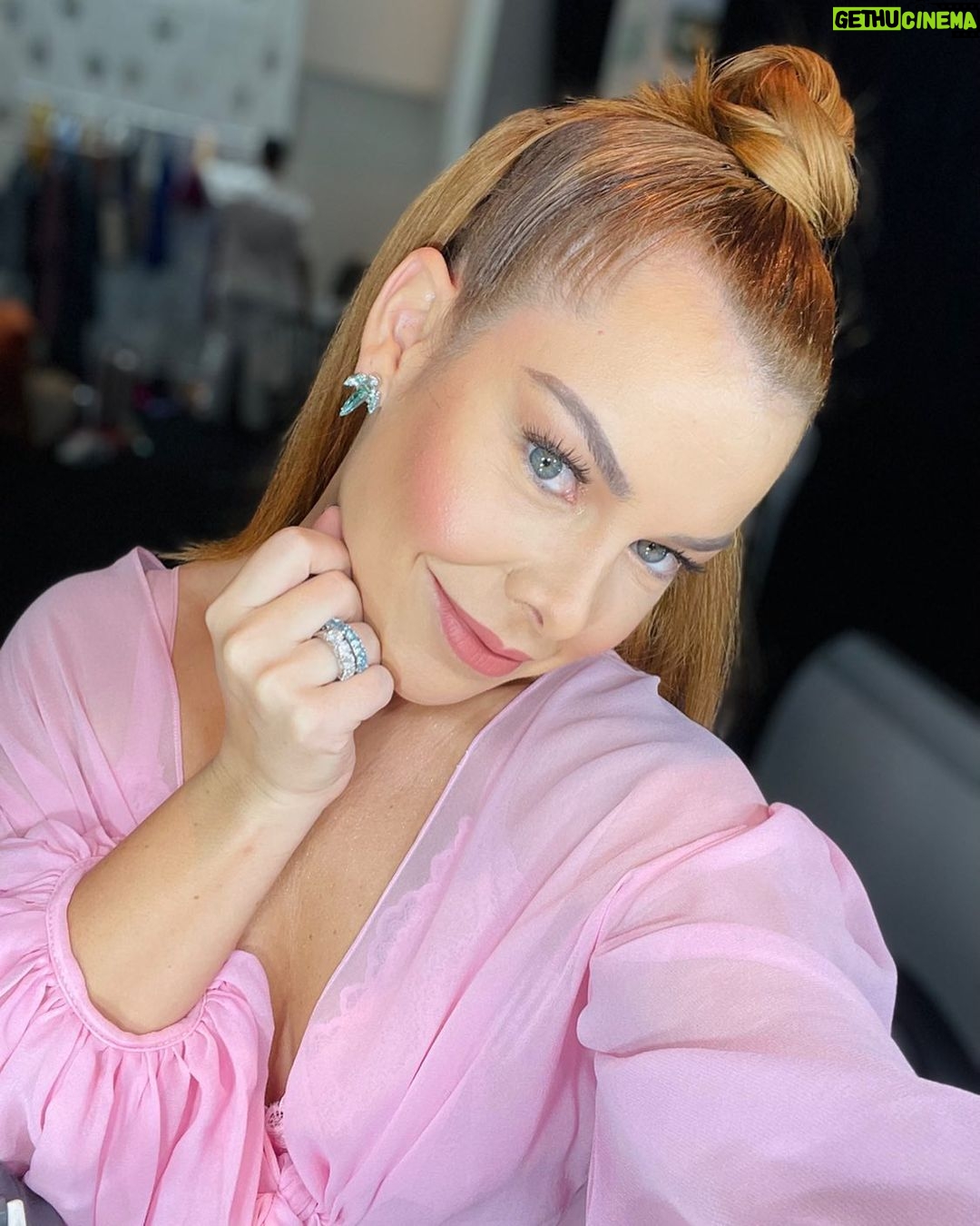 Fernanda Souza Instagram - Uma SEXTA MEIGA pra gente! Beleza servida por Deus, com colaboração de meus pais e finalização de @aledesouza1970 e @ivanpasc !!! ✨✨✨ COMO POST DE BELEZA ENGAJA, VOU DIVULGAR A @se.eleve !!! SEGUE A GENTE!!!! LÁ A GENTE FALA DE AUTOCONHECIMENTO DE UM JEITO DESCOMPLICADO PARA QUE TODO MUNDO CONSIGA ENTENDER E COMEÇAR SUA JORNADA! CONFIA EM MIM! É BOM PRA CARAI O CONTEUDOOOOOO!