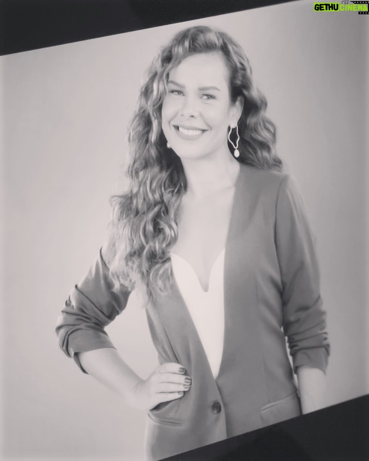 Fernanda Souza Instagram - Sp piscou, e eu já fui embora… Obrigada a todo meu time pelo nosso dia de trabalho tão perfeito!✨✨✨ Sou grata a vocês como profissionais mas principalmente como pessoas tão queridas que me enchem de amor e orgulho! Vocês são phodaaaas! @colucciagentes @viniciusmochizuki e Rô @ivanpasc @casadejoana e @marciaboaa Deusa ❤️✨ São Paulo, Brazil