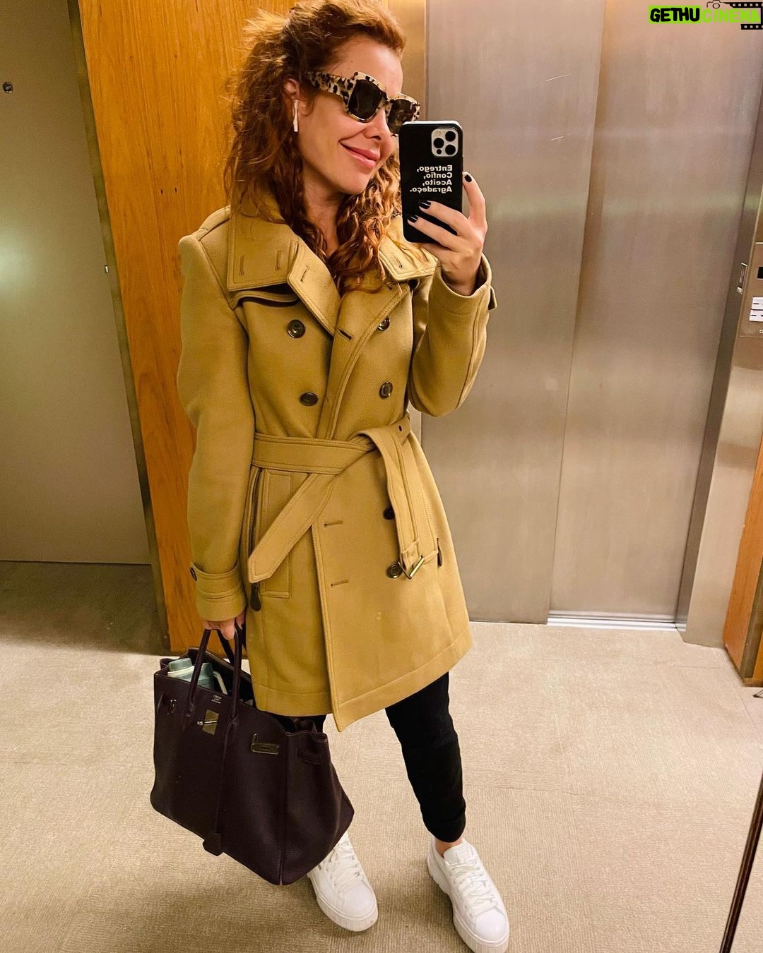 Fernanda Souza Instagram - Sp piscou, e eu já fui embora… Obrigada a todo meu time pelo nosso dia de trabalho tão perfeito!✨✨✨ Sou grata a vocês como profissionais mas principalmente como pessoas tão queridas que me enchem de amor e orgulho! Vocês são phodaaaas! @colucciagentes @viniciusmochizuki e Rô @ivanpasc @casadejoana e @marciaboaa Deusa ❤️✨ São Paulo, Brazil