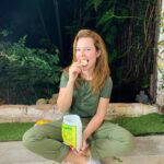 Fernanda Souza Instagram - Um bando de foto minha comendo globo. Esse eh o post. Não sei o que postar, mano… 🤷🏼‍♀️ Não sei mais fazer legenda… A minha legenda eh falar que não sei fazer legenda… Tá vendo? Tá osso! Kkkkk Da ideia do que postar aí… Complicado o rolê… Grata! Ps. A título de curiosidade: (Que ninguém tem mas vou falar mesmo assim) Eu sempre peço um salgado e um doce e vou revezando.