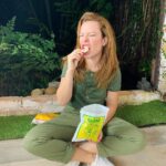 Fernanda Souza Instagram - Um bando de foto minha comendo globo. Esse eh o post. Não sei o que postar, mano… 🤷🏼‍♀️ Não sei mais fazer legenda… A minha legenda eh falar que não sei fazer legenda… Tá vendo? Tá osso! Kkkkk Da ideia do que postar aí… Complicado o rolê… Grata! Ps. A título de curiosidade: (Que ninguém tem mas vou falar mesmo assim) Eu sempre peço um salgado e um doce e vou revezando.