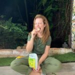 Fernanda Souza Instagram - Um bando de foto minha comendo globo. Esse eh o post. Não sei o que postar, mano… 🤷🏼‍♀️ Não sei mais fazer legenda… A minha legenda eh falar que não sei fazer legenda… Tá vendo? Tá osso! Kkkkk Da ideia do que postar aí… Complicado o rolê… Grata! Ps. A título de curiosidade: (Que ninguém tem mas vou falar mesmo assim) Eu sempre peço um salgado e um doce e vou revezando.