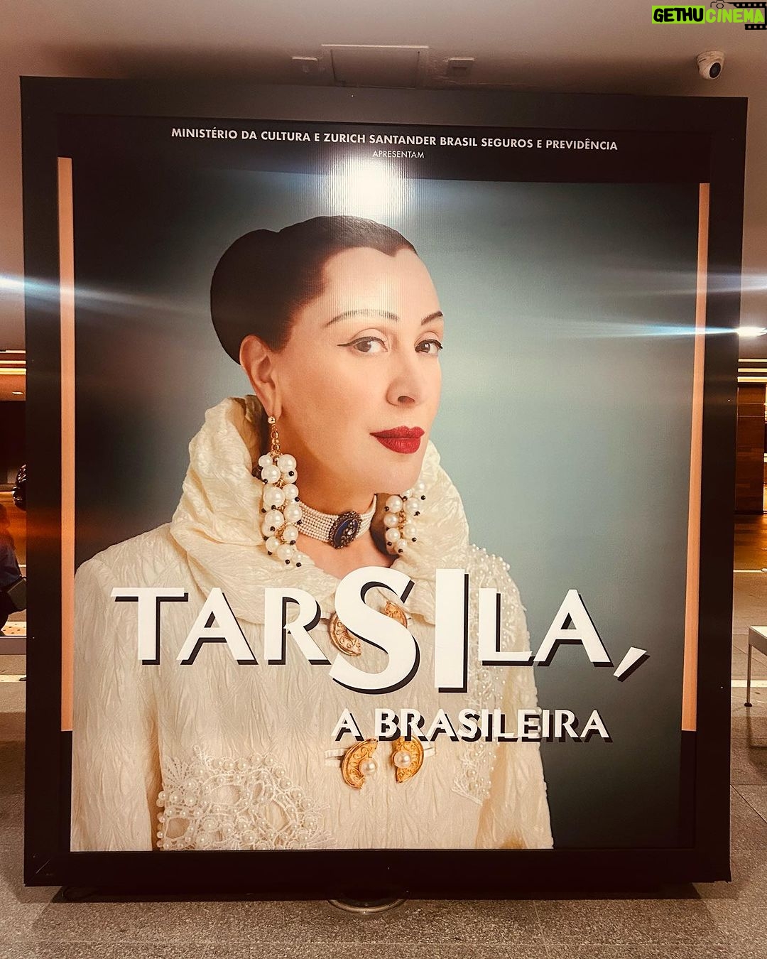 Fernanda Souza Instagram - Final de semana passado tive o prazer de assistir “Tarsila, A Brasileira” e pela minha carinha de 😭 é possível ver o quão emocionante e tocante esse espetáculo é… Me emocionou em muitos sentidos: pela história da grande artista e sua arte, pela vida pessoal desafiadora que ela teve, pela audácia, pela coragem, pela força, pelo legado… E além de assistir a uma aula de história, também puder ver o enorme talento do elenco, equipe e principalmente da Jarbas e Claudia, que me arrancou lágrimas de emoção e orgulho com sua atuação e entrega. 🥹 Fiquei profundamente emocionada como muitas pessoas na plateia… Sai dali com o coração cheio de Arte!✨ Obrigada, Tarsila! Obrigada, Mamylee! A força de mulheres como vocês, inspira gerações. Pra quem quiser saber mais informações, @tarsilaabrasileira é o insta do espetáculo e tem tudo lá! 💛 Teatro Santander