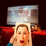 Fernanda Souza Instagram - Final de semana passado tive o prazer de assistir “Tarsila, A Brasileira” e pela minha carinha de 😭 é possível ver o quão emocionante e tocante esse espetáculo é… Me emocionou em muitos sentidos: pela história da grande artista e sua arte, pela vida pessoal desafiadora que ela teve, pela audácia, pela coragem, pela força, pelo legado… E além de assistir a uma aula de história, também puder ver o enorme talento do elenco, equipe e principalmente da Jarbas e Claudia, que me arrancou lágrimas de emoção e orgulho com sua atuação e entrega. 🥹 Fiquei profundamente emocionada como muitas pessoas na plateia… Sai dali com o coração cheio de Arte!✨ Obrigada, Tarsila! Obrigada, Mamylee! A força de mulheres como vocês, inspira gerações. Pra quem quiser saber mais informações, @tarsilaabrasileira é o insta do espetáculo e tem tudo lá! 💛 Teatro Santander