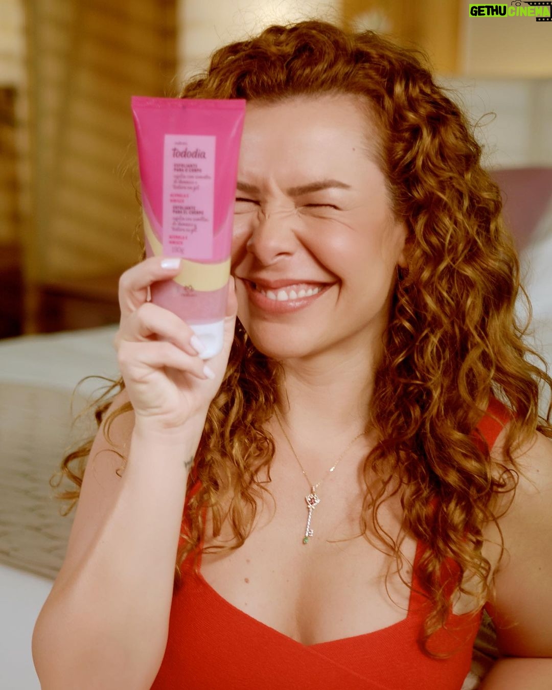 Fernanda Souza Instagram - E se você não se deixasse para amanhã? Com Natura Tododia Manga Rosa e Água de Coco e Acerola e Hibísco, você hidrata sua pele, se refresca com a Água Prebiótica e ainda aproveita aquelas fragrâncias que todo mundo ama. Não é mesmo, @naturabroficial? 🧡