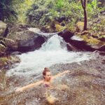 Fernanda Souza Instagram - Uma bruxinha com sua vassoura depois de um banho de cachoeira, não quer guerra com nobody! Ps. Quem não lembrou dessa musiquinha tava onde nos anos 90? Ps2. A legenda dessa foto poderia ser: “E la vamos nós! … E lá vamos nós! “ (Essa referência só vai pegar quem viu Pica Pau na infância…)