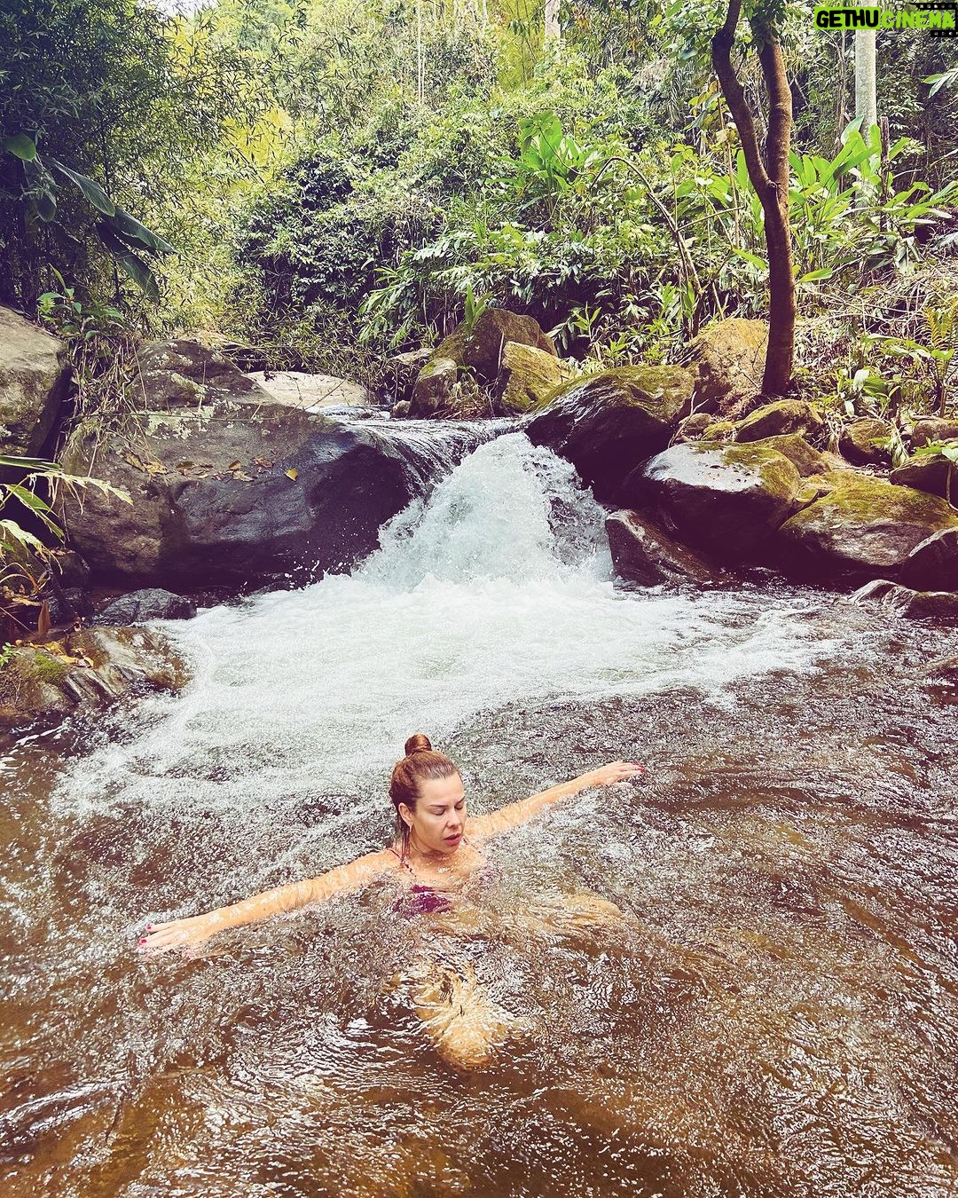 Fernanda Souza Instagram - Uma bruxinha com sua vassoura depois de um banho de cachoeira, não quer guerra com nobody! Ps. Quem não lembrou dessa musiquinha tava onde nos anos 90? Ps2. A legenda dessa foto poderia ser: “E la vamos nós! … E lá vamos nós! “ (Essa referência só vai pegar quem viu Pica Pau na infância…)