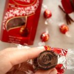 Fernanda Souza Instagram - Existe chocolate e existe Lindt, né meus amores!? Entrar para o time @lindt_brasil está sendo um grande prazer! Literalmente!!! 😂🍫 Desde que chegou aqui em casa uma singela mala com vários produtos da linha LINDOR, eu tô completamente viciada nessa trufa! Olha esse recheio cremoso, gente! 😍 Cada hora eu caçoum motivo pra comer: vendo TV, tomando aquele cafezinho, no meio da aula online... E agora, o Natal tá chegando e a linha LINDOR tem várias opções para você presentear aquela pessoa especial que vai ficar apaixonada por essa trufa como eu. Presente certeiro, vai com tudo! 😉 Quer conhecer mais dessa linha incrível? Vai lá no e-commerce ou em uma loja Lindt! #IrresistivelmenteCremoso #NatalLindt #LindtLINDOR #Publi
