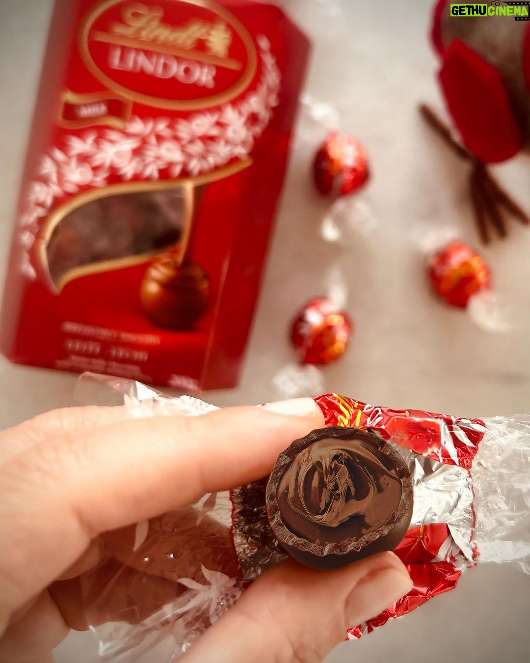 Fernanda Souza Instagram - Existe chocolate e existe Lindt, né meus amores!? Entrar para o time @lindt_brasil está sendo um grande prazer! Literalmente!!! 😂🍫 Desde que chegou aqui em casa uma singela mala com vários produtos da linha LINDOR, eu tô completamente viciada nessa trufa! Olha esse recheio cremoso, gente! 😍 Cada hora eu caçoum motivo pra comer: vendo TV, tomando aquele cafezinho, no meio da aula online... E agora, o Natal tá chegando e a linha LINDOR tem várias opções para você presentear aquela pessoa especial que vai ficar apaixonada por essa trufa como eu. Presente certeiro, vai com tudo! 😉 Quer conhecer mais dessa linha incrível? Vai lá no e-commerce ou em uma loja Lindt! #IrresistivelmenteCremoso #NatalLindt #LindtLINDOR #Publi