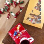 Fernanda Souza Instagram - Existe chocolate e existe Lindt, né meus amores!? Entrar para o time @lindt_brasil está sendo um grande prazer! Literalmente!!! 😂🍫 Desde que chegou aqui em casa uma singela mala com vários produtos da linha LINDOR, eu tô completamente viciada nessa trufa! Olha esse recheio cremoso, gente! 😍 Cada hora eu caçoum motivo pra comer: vendo TV, tomando aquele cafezinho, no meio da aula online... E agora, o Natal tá chegando e a linha LINDOR tem várias opções para você presentear aquela pessoa especial que vai ficar apaixonada por essa trufa como eu. Presente certeiro, vai com tudo! 😉 Quer conhecer mais dessa linha incrível? Vai lá no e-commerce ou em uma loja Lindt! #IrresistivelmenteCremoso #NatalLindt #LindtLINDOR #Publi
