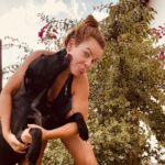 Fernanda Souza Instagram - Usando o timer para fotografar esse body lindo da @andoroficial que ganhei do @makedoteo, só que a Luna também queria seu dia de modelo…