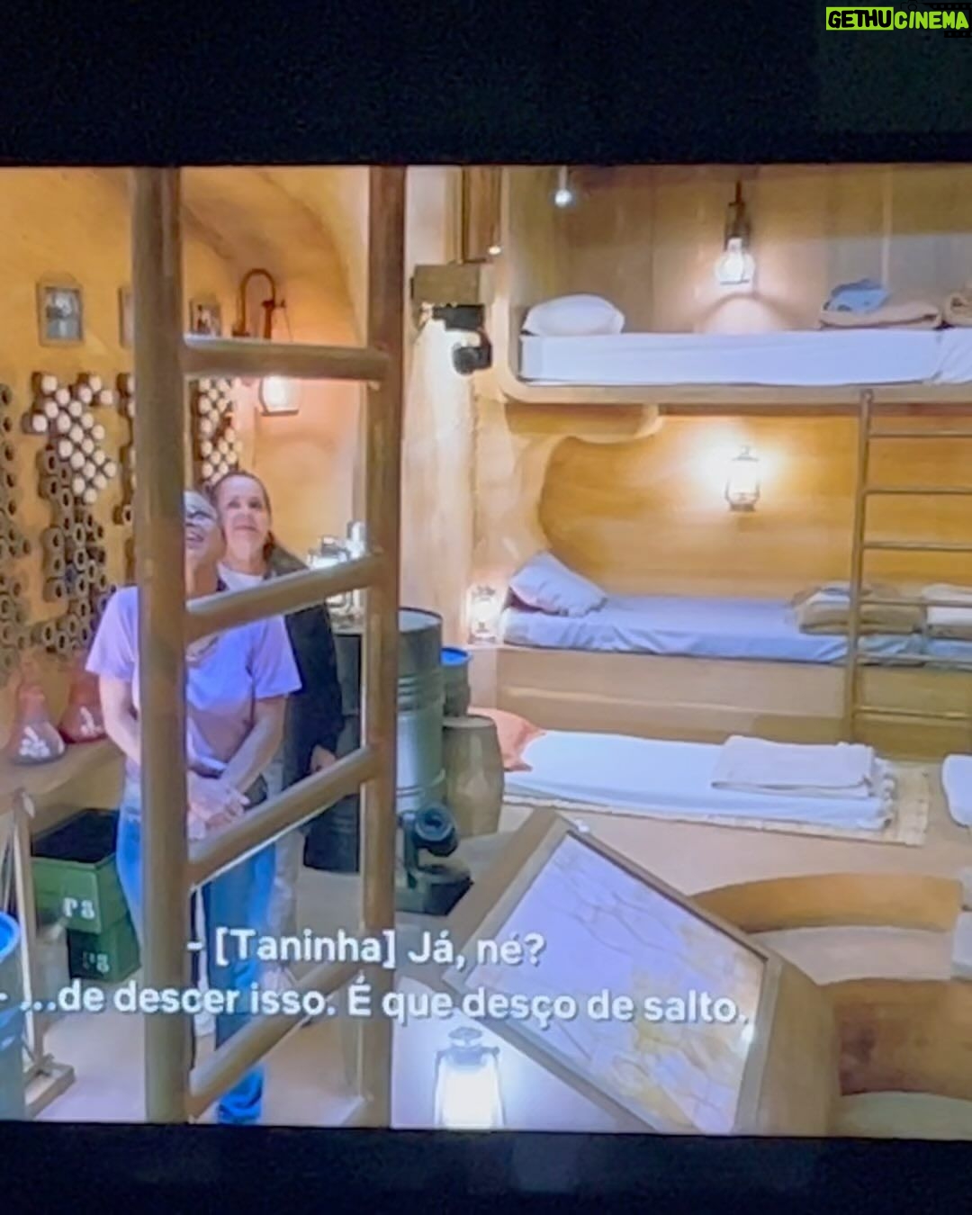 Fernanda Souza Instagram - A cara de plenitude da doida que vai descer a escada do bunker com um salto plataforma… Duvida? Arrasta pra ver… E pq não tirei o salto? Também não sei 😂😂😂 Acho que é uma influência da “Escola Carrie Bradshaw”!