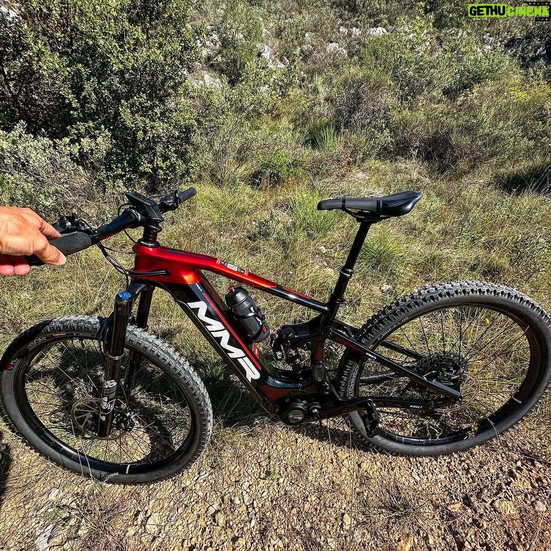Fernando Alonso Instagram - Día de paseo con la BESTIA 😍 @mmrbikes !