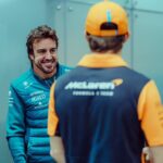 Fernando Alonso Instagram - Swapping helmets with a superstar. And a cool guy 😜💪. Thanks @oscarpiastri #f1 #helmet #champ