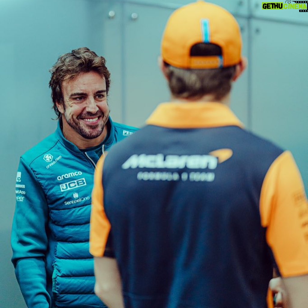 Fernando Alonso Instagram - Swapping helmets with a superstar. And a cool guy 😜💪. Thanks @oscarpiastri #f1 #helmet #champ