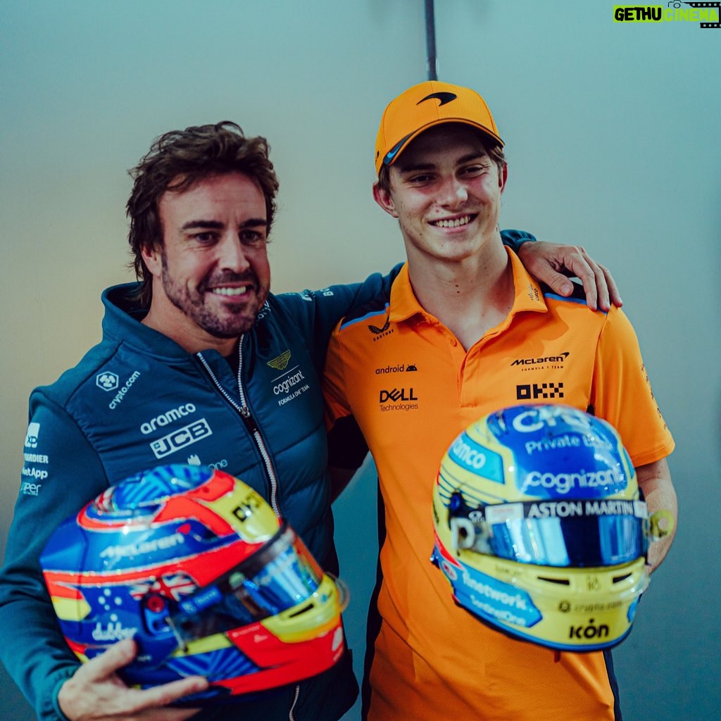 Fernando Alonso Instagram - Swapping helmets with a superstar. And a cool guy 😜💪. Thanks @oscarpiastri #f1 #helmet #champ