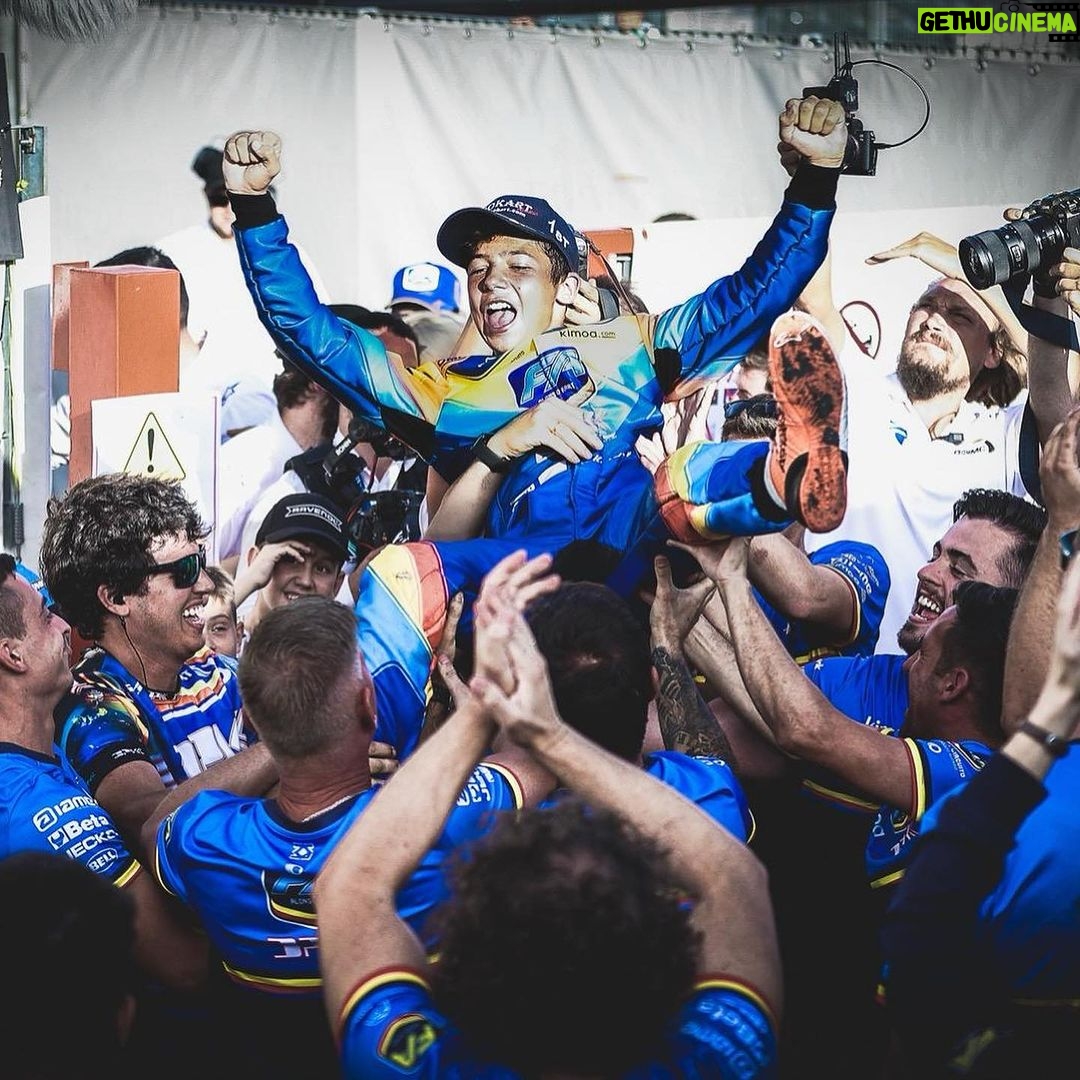 Fernando Alonso Instagram - CAMPEONES DEL MUNDO segundo aΓ±o consecutivo @fa_alonsokart @dpkracing @iametheheartofkart ! Enhorabuena ππβ€οΈ @kutskov.kirill β’ WORLD CHAMPIONS again ! Big congratulations team ππβ€οΈ. #FAkart #worldchampions #karting