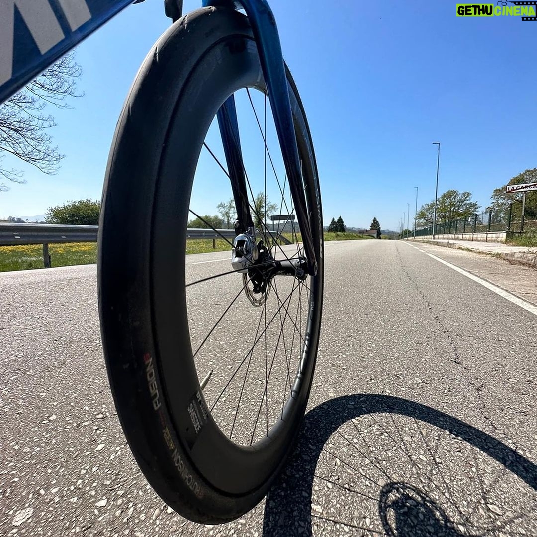 Fernando Alonso Instagram - Enjoying some good training with my @mmrbikes .