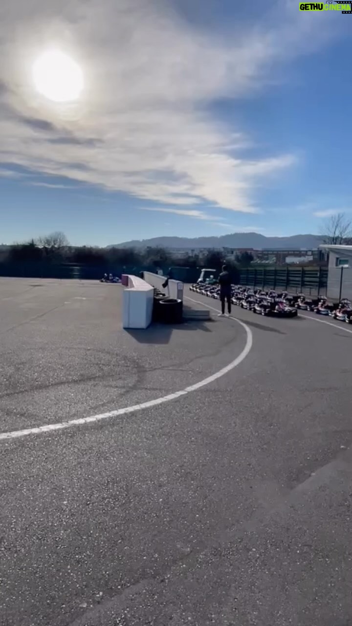 Fernando Alonso Instagram - Pasajeros al tren 🚝🚁🥳 . @circuitomuseofa @dpkracing #karting #experience #biplaza #FAkart