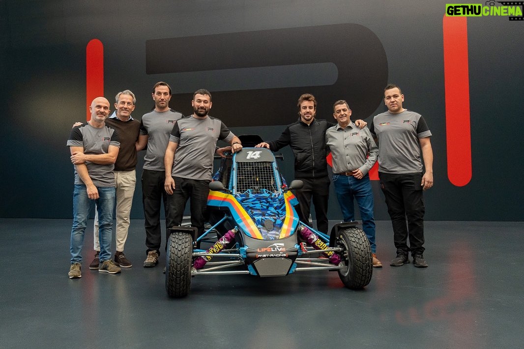 Fernando Alonso Instagram - Sorpresa de las buenas 🙌💙. Añadimos otro “juguete” al Racing workshop en @pastracing_ ! Gracias 🙏 #PASTracing #racing