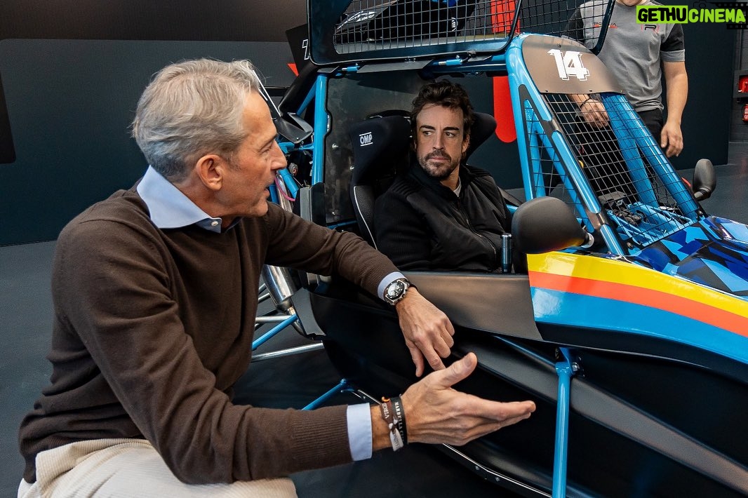 Fernando Alonso Instagram - Sorpresa de las buenas 🙌💙. Añadimos otro “juguete” al Racing workshop en @pastracing_ ! Gracias 🙏 #PASTracing #racing