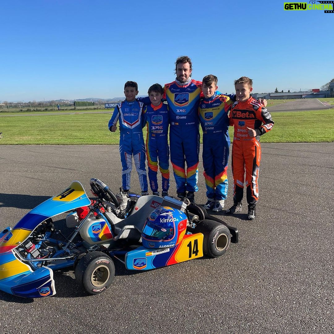 Fernando Alonso Instagram - Día de test en el @circuitomuseofa y récord del circuito. Desde el 2017..😅 que parecía imposible acercarse a los tiempos del campeonato de Europa celebrado aquí, por fin hoy se ha podido bajar. Gracias @dpkracing @fa_alonsokart 💙💛❤️. #karting #dpk #FAkart #iame