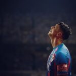 Fernando Torres Instagram - 🇬🇧 Today is one year since I retired from football. I confess that when I was active I did not realize how quickly time goes ... Im getting use to a new reality. I have assumed that I am no longer a football player, while at the same time I am about to become a coach. In addition, we have celebrated that my beloved @liverpoolfc have won a @premierleague after 30 years and unfortunately football is played without supporters in the stands ,the element that makes this sport so special. In the middle of it all, we are experiencing a pandemic that leaves thousands of families broken. For this reason, the only thing I ask of you is that you be responsible and stay safe and healthy . My best wishes for everybody 🇪🇸 Hoy se cumple un año desde mi retirada del Fútbol. Confieso que cuando estaba en activo no me daba cuenta de lo rápido que pasa el tiempo... En todo este tramo me he acostumbrado a una nueva realidad. He aceptado que ya soy no soy jugador en activo, a la vez que estoy a punto de convertirme en entrenador. Además, hemos celebrado que mi querido @liverpoolfc ha ganado la @premierleague 30 años después, y lamentablemente el fútbol se juega sin público, el elemento que hace que este deporte sea tan especial. En medio de todo, vivimos una pandemia que deja miles de familias rotas. Por eso, lo único que os pido es que seáis responsables y os mantengáis sanos y salvos. Mis mejores deseos para todos.