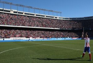 Fernando Torres Instagram - El que elige el Atleti elige sentir. 6 años de nuestro reencuentro... aunque nunca me fui. Feliz año a toda la familia atlética. 

@atleticodemadrid 🔴⚪️🔴