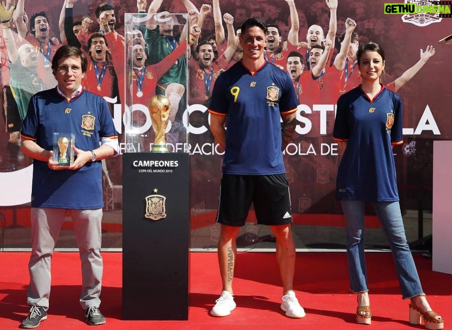 Fernando Torres Instagram - Un placer rememorar, diez años después, el éxito de un grupo que sirvió para conseguir la unión de todos. Y gracias al alcalde de Madrid @martinez_almeida_ por la acogida mostrada. ⠀ ⠀ @SeFutbol #10AñosDeNuestraEstrella 🇪🇸⭐ Plaza de Colón
