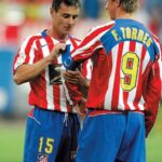 Fernando Torres Instagram - Orgullo de capitán. Carlos Aguilera dejaba hace 15 años el fútbol vestido de rojiblanco, cómo a mí me hubiese gustado. Ese día me pasó el brazalete. Que gran referente tuve en él y cuanto me enseñó. 📸 cortesía de mi amigo @jasirvent