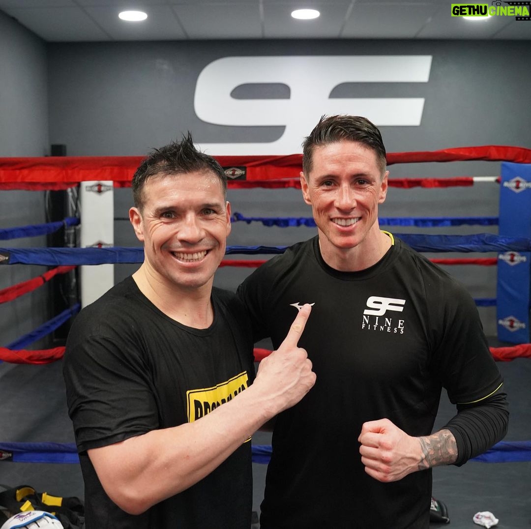 Fernando Torres Instagram - Gran campeón dentro y fuera del ring . Muy grande @maravillabox . Un honor tu visita a nuestra casa @9fitness Nine Fitness