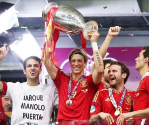 Fernando Torres Instagram - Ocho años han transcurrido desde que en Kiev cerramos un ciclo inolvidable para el deporte español. Estoy seguro de que vendrán más éxitos!!! ⠀
⠀
Eight years have passed since we closed an unforgettable cycle for Spanish sports in Kiev. More successes will come for sure!!! ⠀
⠀
#Euro2012