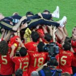 Fernando Torres Instagram - Hoy me acuerdo mucho de usted mister, de dónde veníamos y a dónde nos llevó: gracias por todo Luis #Euro2008 Ernst-Happel-Stadion