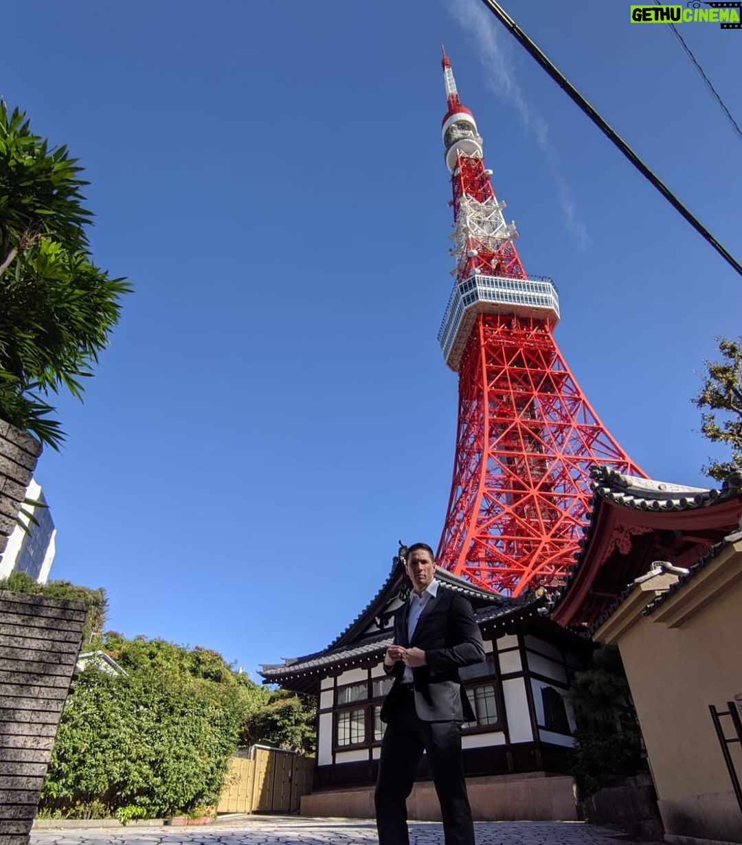 Fernando Torres Instagram - Tokyo’s contrasts #temple #tokyotower 東京タワー Tokyo Tower