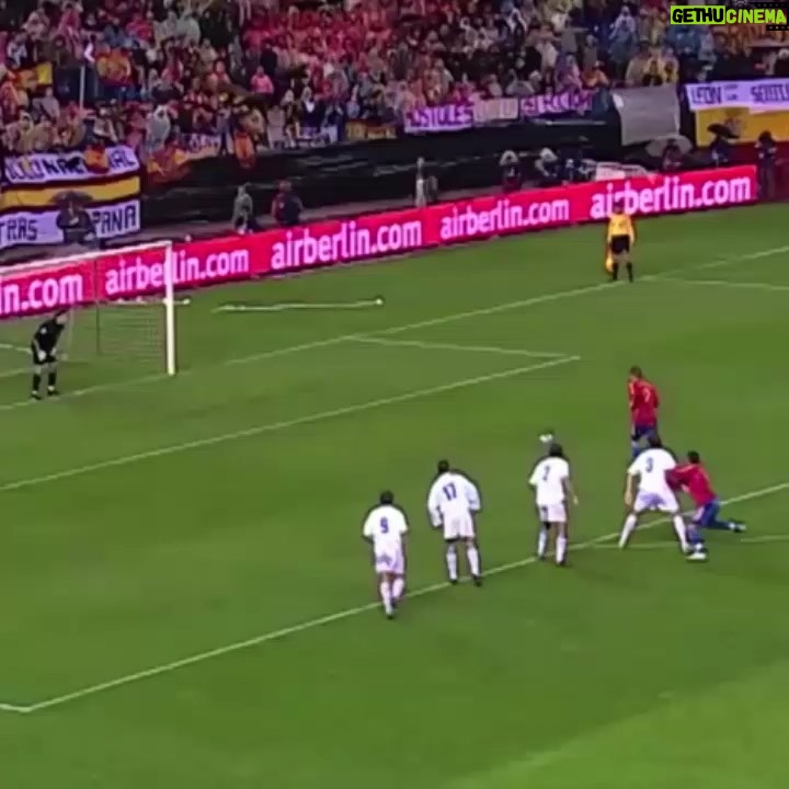 Fernando Torres Instagram - En estos días con tantos recuerdos del Calderón, recupero este gol con la @sefutbol en la que fue nuestra casa. Vamos Selección! 💪🇪🇸 #TorresLegacy #TBTorres