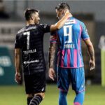 Fernando Torres Instagram - Rivales, compañeros, pero sobre todo AMIGOS. Ha sido un honor y un placer compartir delantera y ganar contigo @davidvilla . Hemos vivido juntos los mejores momentos de la historia de nuestro fútbol donde llegamos a conseguir lo que parecía y vuelve a parecer imposible. Disfruta de todo el cariño que seguro recibirás estos días por tu maravillosa trayectoria. Todos te recordaremos como uno de los más grandes. Nos vemos pronto 😉#graciasguaje Rivals, teammates, but above all FRIENDS. It has been an honor and pleasure to play and to win with you @davidvilla . Together we lived the best moments in Spanish football history and we did what it seemed and it seems impossible again. Enjoy all the love you will surely receive these days for your wonderful career. We will all remember you as one of the greatest. See you soon￼￼￼ 😉#graciasguaje