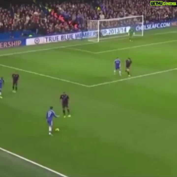 Fernando Torres Instagram - Come on BLUES! 🔵💪 #CFC @chelseafc #TorresLegacy #TBTorres Stamford Bridge