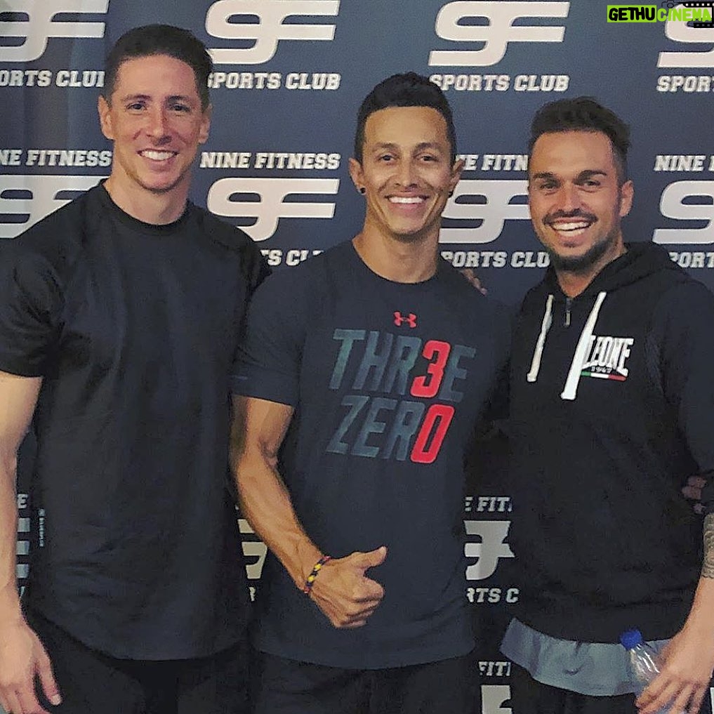 Fernando Torres Instagram - Nuevos retos y nuevos métodos de entreno...siempre bien rodeado. @tiburon.rc @oscar_mele @9fitness Nine Fitness