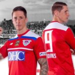 Fernando Torres Instagram - I was inspired by the 80’s @atleticodemadrid kit to make a special farewell ceremony shirt to be wear before the game VS @visselkobe Thank you @sagantosu_official for this opportunity. Hope you guys like it Me inspire en la camiseta del @atleticodemadrid de los años 80 para crear esta camiseta que usaremos el día de mi despedida para entrar al terreno de juego contra el @visselkobe . Gracias @sagantosu_official por la oportunidad . Espero que os guste