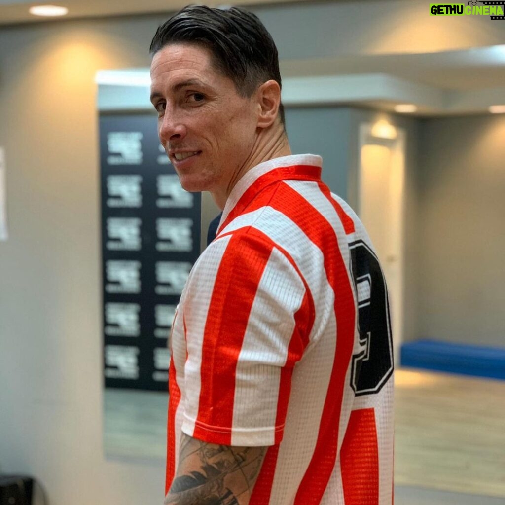 Fernando Torres Instagram - Regalo lleno de sentimientos de parte de @atmcollect1903 . El 9 del @atleticodemadrid . Muchas gracias 🔴⚪️🔴⚪️🔴 #forzaatleti Nine Fitness
