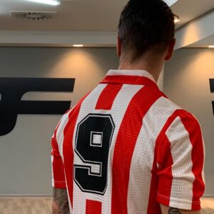Fernando Torres Instagram - Regalo lleno de sentimientos de parte de @atmcollect1903 .
El 9 del @atleticodemadrid . Muchas gracias 🔴⚪️🔴⚪️🔴
#forzaatleti