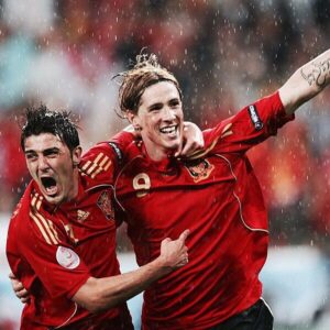 Fernando Torres Instagram - Rivales, compañeros, pero sobre todo AMIGOS. Ha sido un honor y un placer compartir delantera y ganar contigo @davidvilla . Hemos vivido juntos los mejores momentos de la historia de nuestro fútbol donde llegamos a conseguir lo que parecía y vuelve a parecer imposible. Disfruta de todo el cariño que seguro recibirás estos días por tu maravillosa trayectoria. Todos te recordaremos como uno de los más grandes. Nos vemos pronto 😉#graciasguaje 
Rivals, teammates, but above all FRIENDS.  It has been an honor and pleasure to play and to win with you @davidvilla . Together we lived the best moments in Spanish football history and we did what it seemed and it seems impossible again.  Enjoy all the love you will surely receive these days for your wonderful career. We will all remember you as one of the greatest.  See you soon￼￼￼ 😉#graciasguaje