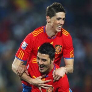 Fernando Torres Instagram - Rivales, compañeros, pero sobre todo AMIGOS. Ha sido un honor y un placer compartir delantera y ganar contigo @davidvilla . Hemos vivido juntos los mejores momentos de la historia de nuestro fútbol donde llegamos a conseguir lo que parecía y vuelve a parecer imposible. Disfruta de todo el cariño que seguro recibirás estos días por tu maravillosa trayectoria. Todos te recordaremos como uno de los más grandes. Nos vemos pronto 😉#graciasguaje 
Rivals, teammates, but above all FRIENDS.  It has been an honor and pleasure to play and to win with you @davidvilla . Together we lived the best moments in Spanish football history and we did what it seemed and it seems impossible again.  Enjoy all the love you will surely receive these days for your wonderful career. We will all remember you as one of the greatest.  See you soon￼￼￼ 😉#graciasguaje